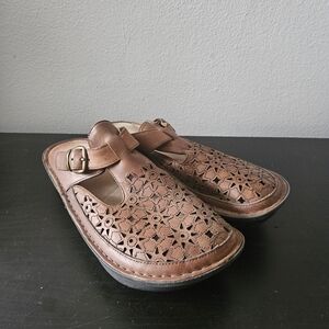 Patterned brown clogs